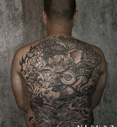 男子满背霸气象神纹身图案