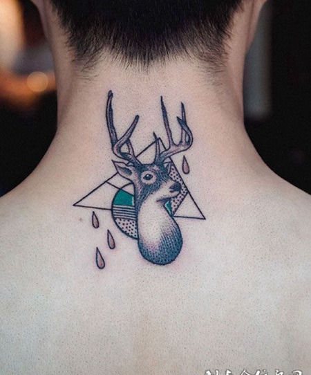 颈部复古小鹿纹身图案