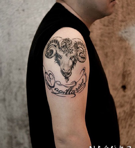 手臂个性羊首纹身图案