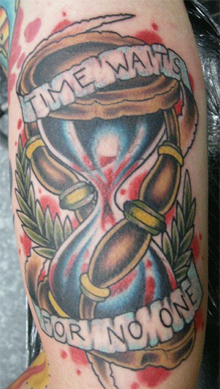 大臂上的沙漏纹身图案