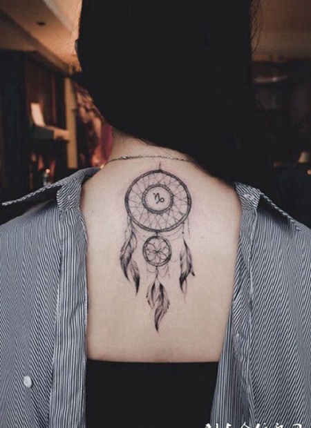 女生后背简单唯美捕梦网纹身图案