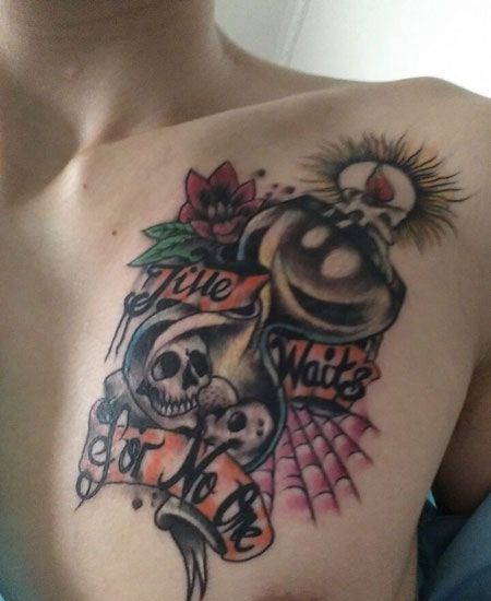 胸前的骷髅沙漏纹身图案