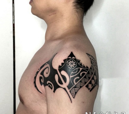 五福临门，手臂蝙蝠图腾纹身图案