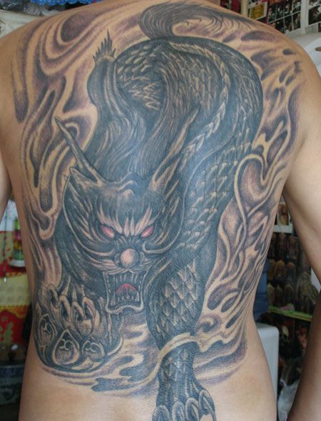 黑白满背麒麟纹身图案