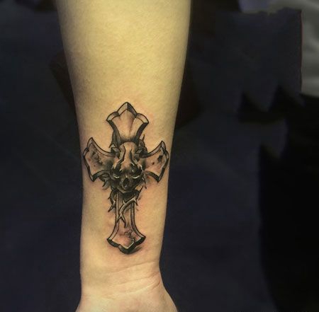 恶魔的信仰，手臂骷髅十字架纹身图案