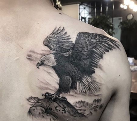 雄鹰展翅，后背老鹰个性纹身