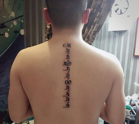 异域情怀，后背藏文个性纹身