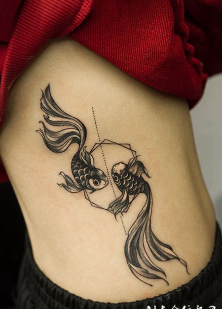 相濡以沫，侧腰金鱼纹身图案