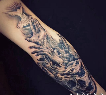 憧憬和平，手臂骷髅与和平鸽纹身图案