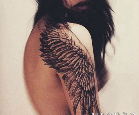 舒展羽翼，手臂个性翅膀纹身