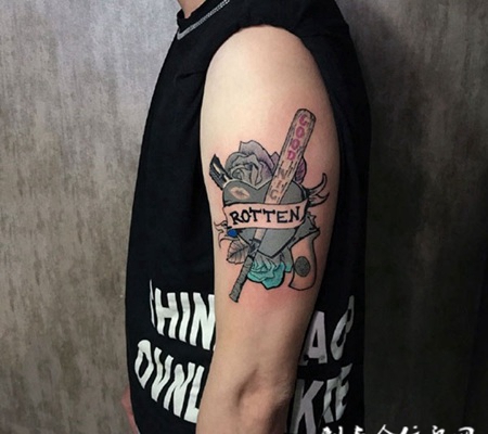 手臂小丑女标志纹身图案