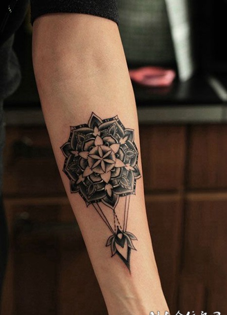 手臂个性黑灰曼陀罗纹身图案