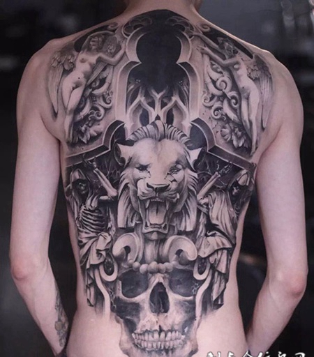 狮王之城，满背欧美风格黑灰纹身