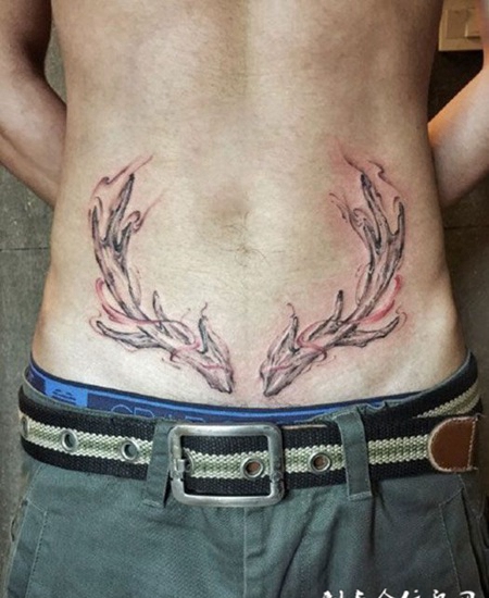 男子腹部个性鹿角纹身图案