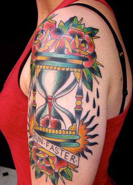 美女大臂沙漏玫瑰纹身图案