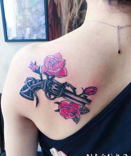 枪火玫瑰，后背手枪与玫瑰纹身图案