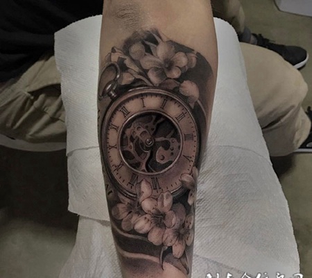 美好的时光，手臂鲜花与怀表纹身图案