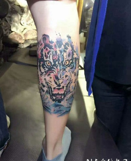 腿部混搭风虎头纹身图案