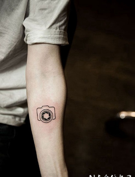 手臂个性小相机纹身图案