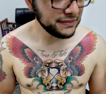 胸前沙漏和翅膀纹身图案