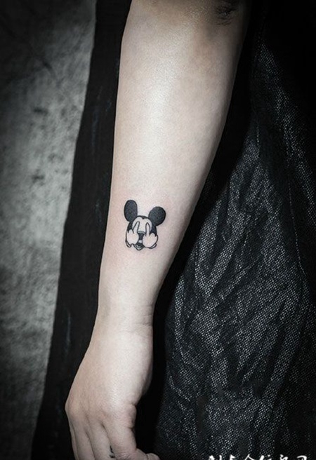 手臂恶搞米老鼠卡通纹身图案