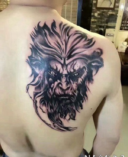 后背个性黑灰斗战神佛纹身图案