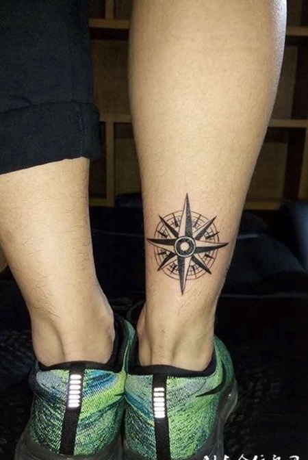 脚踝处简约指南针纹身图案
