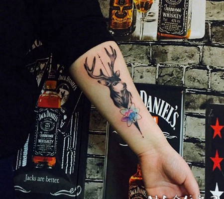 手臂唯美的鹿首纹身图案