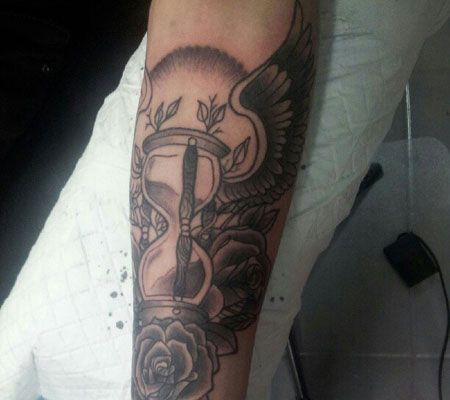 小臂沙漏翅膀纹身图案