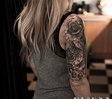 蝶舞花丛，大臂蝴蝶与玫瑰纹身图案