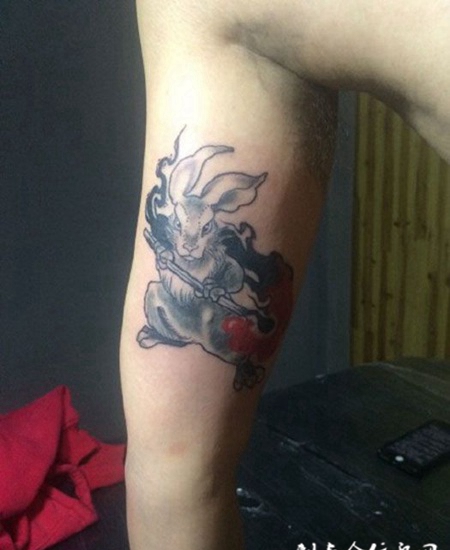 手臂兔子武士纹身图案