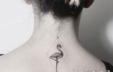 颈部几何火烈鸟纹身图案