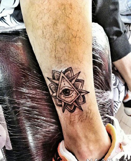 脚踝处个性上帝之眼纹身图案