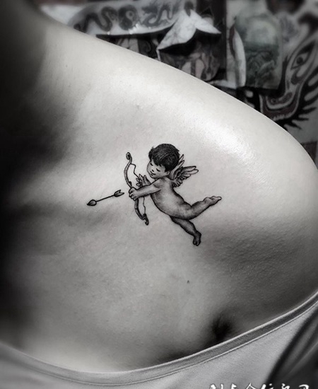 爱情使者，锁骨处爱心小天使纹身图案