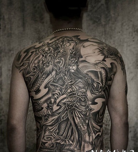 男子满背睁眼关公纹身图案