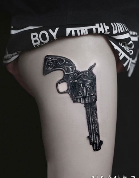 臀部个性左轮枪纹身图案