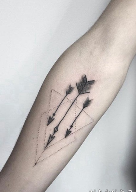 三箭齐发，手臂箭矢纹身图案