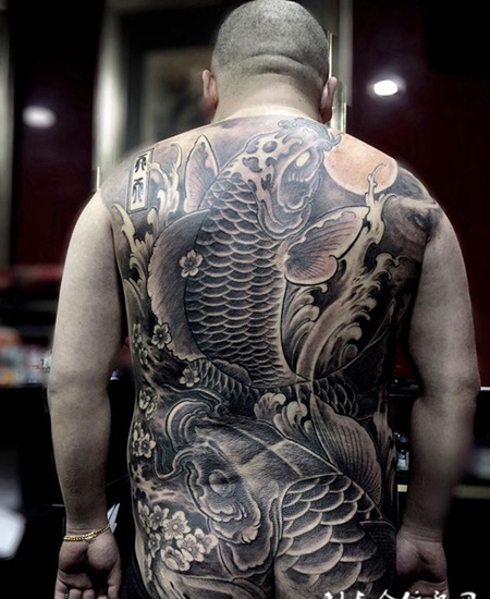 月下锦鲤，大满背传统双鱼纹身