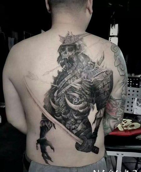 后背骷髅武士纹身图案