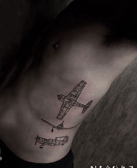 男生侧腰飞机纹身图案