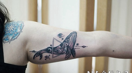 遨游太空，手臂星球鲸鱼创意纹身