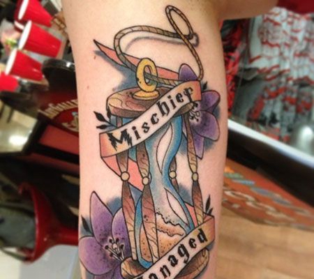 小腿上的木塞沙漏纹身图案