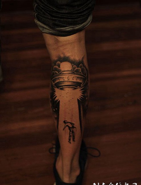 腿部个性飞碟纹身图案