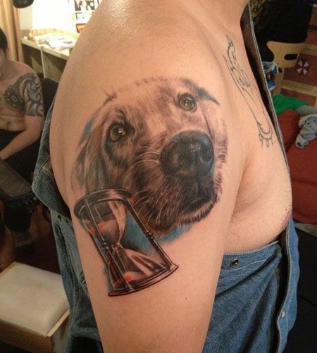 大臂上的小狗沙漏纹身图案
