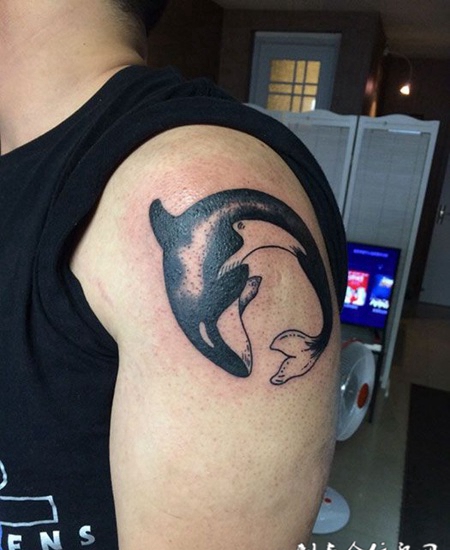 手臂虎头鲸纹身图案