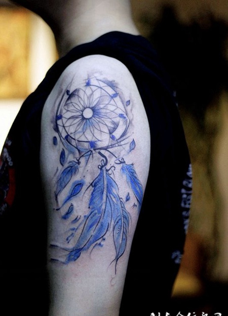 梦的摇篮，手臂蓝色捕梦网纹身图案