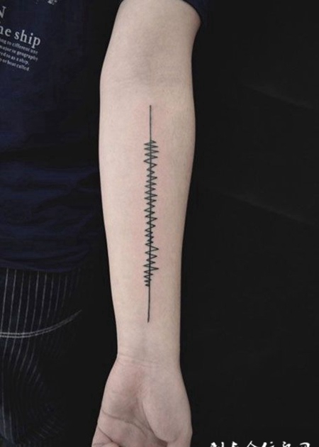 手臂好看的个性线条纹身图案