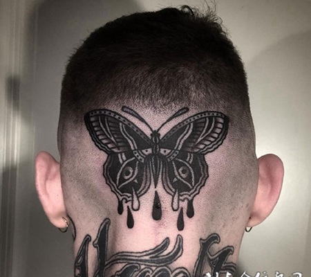 蝴蝶翩翩飞，头部黑灰蝴蝶个性纹身