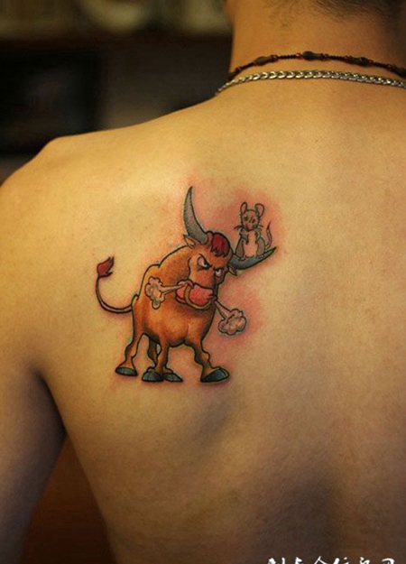 牛气冲天，后背牛纹身图案