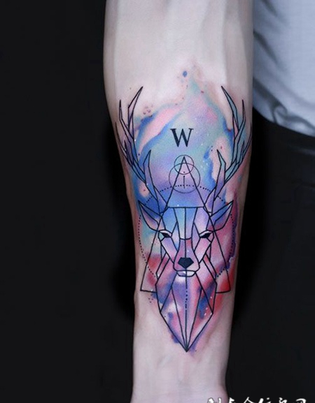 几何水彩鹿，手臂鹿首纹身图案